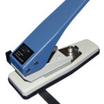 Pinza sacabocados para broche con base